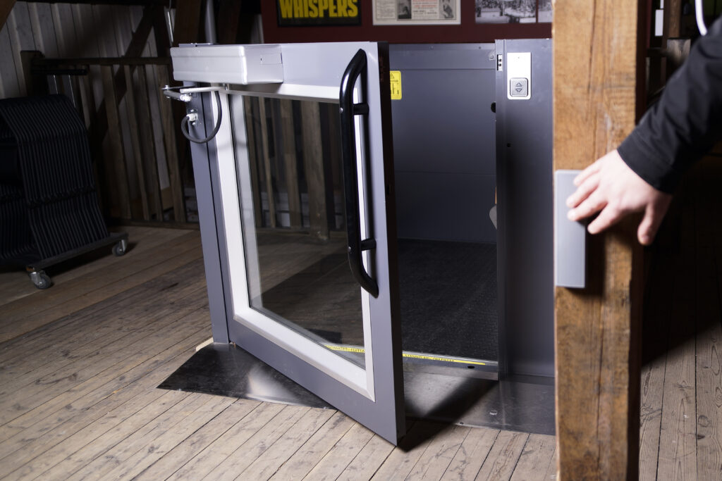 Plattformshiss A-lift för person och godstrafik