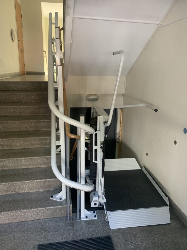 Rullstoltrapphiss Svängd trappa