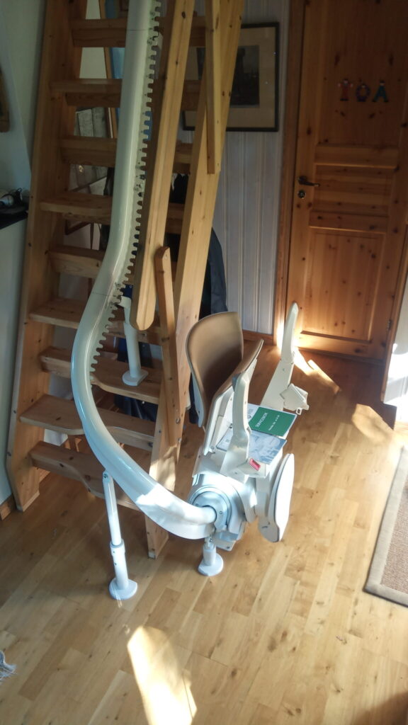 Stoltrapphiss i brant trappa